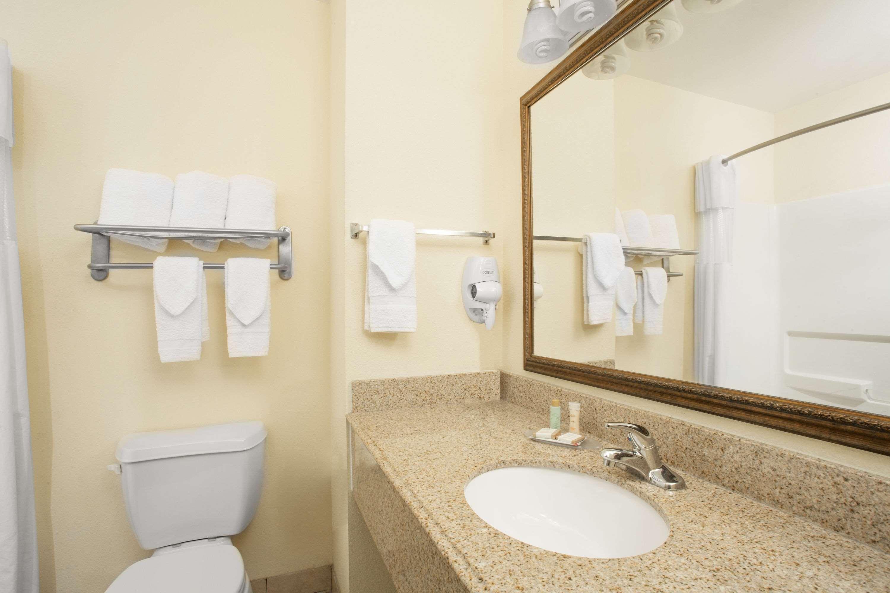 Howard Johnson By Wyndham Houma Bagian luar foto