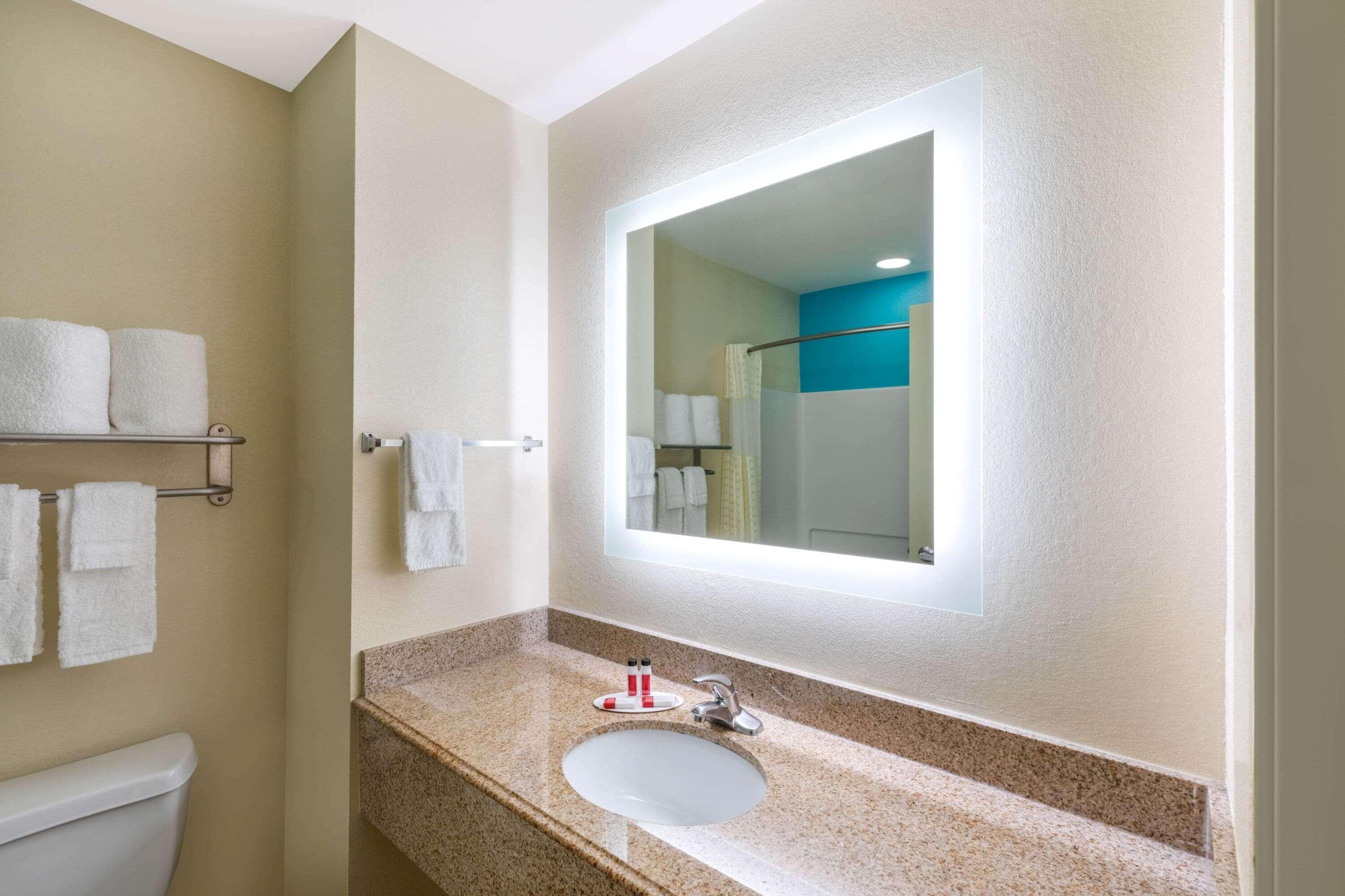 Howard Johnson By Wyndham Houma Bagian luar foto