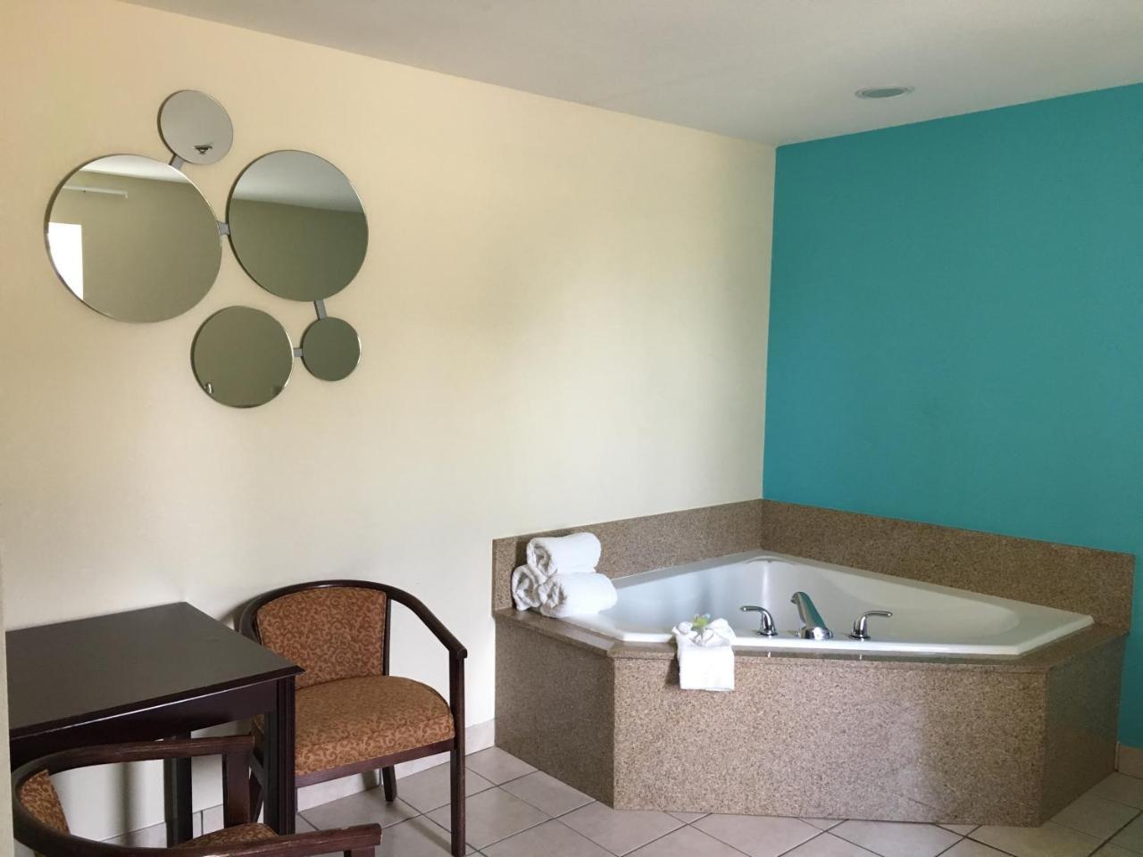 Howard Johnson By Wyndham Houma Bagian luar foto